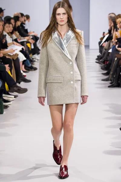 Look 16